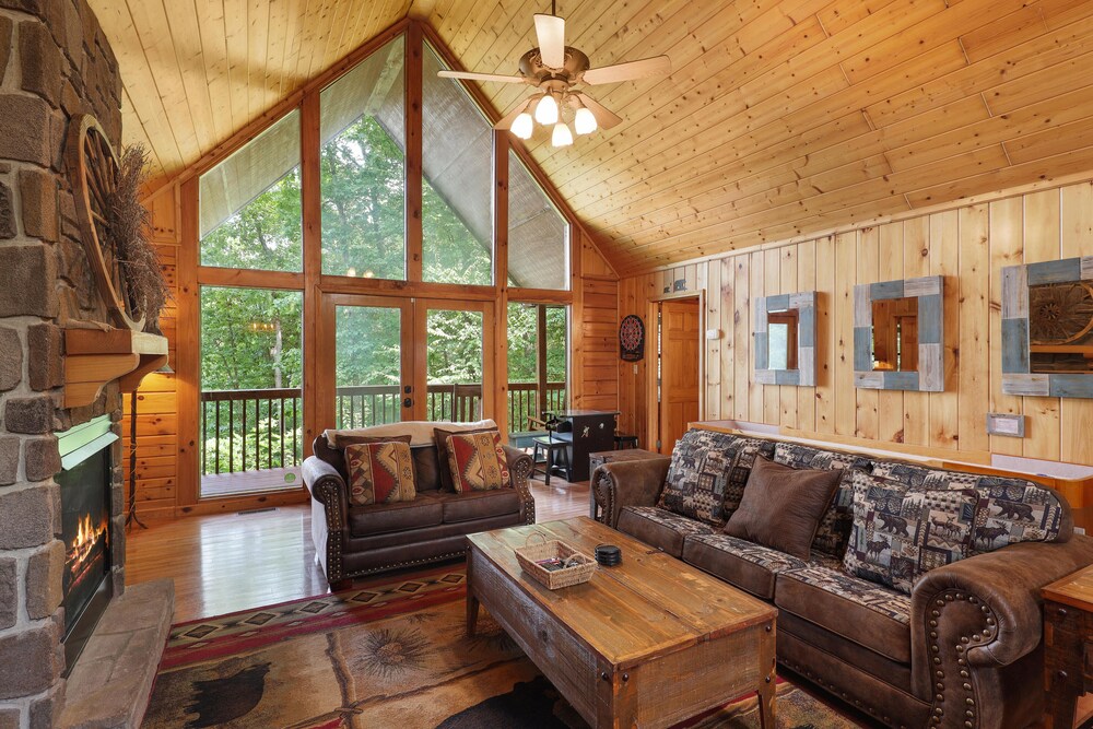 Eden's Ridge is a charming two-bedroom log cabin nestled in Sky Harbor minutes from town