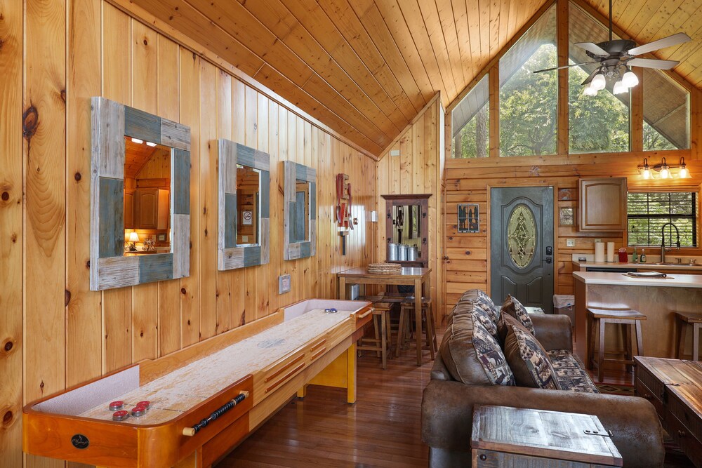 Eden's Ridge is a charming two-bedroom log cabin nestled in Sky Harbor minutes from town