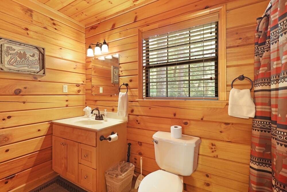 Eden's Ridge is a charming two-bedroom log cabin nestled in Sky Harbor minutes from town