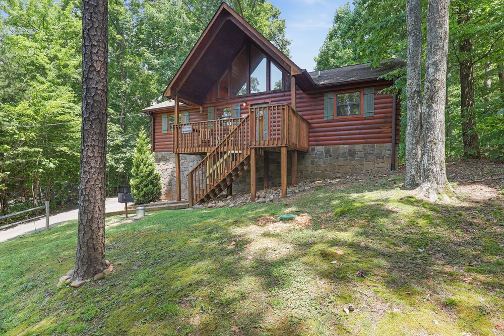 Eden's Ridge is a charming two-bedroom log cabin nestled in Sky Harbor minutes from town