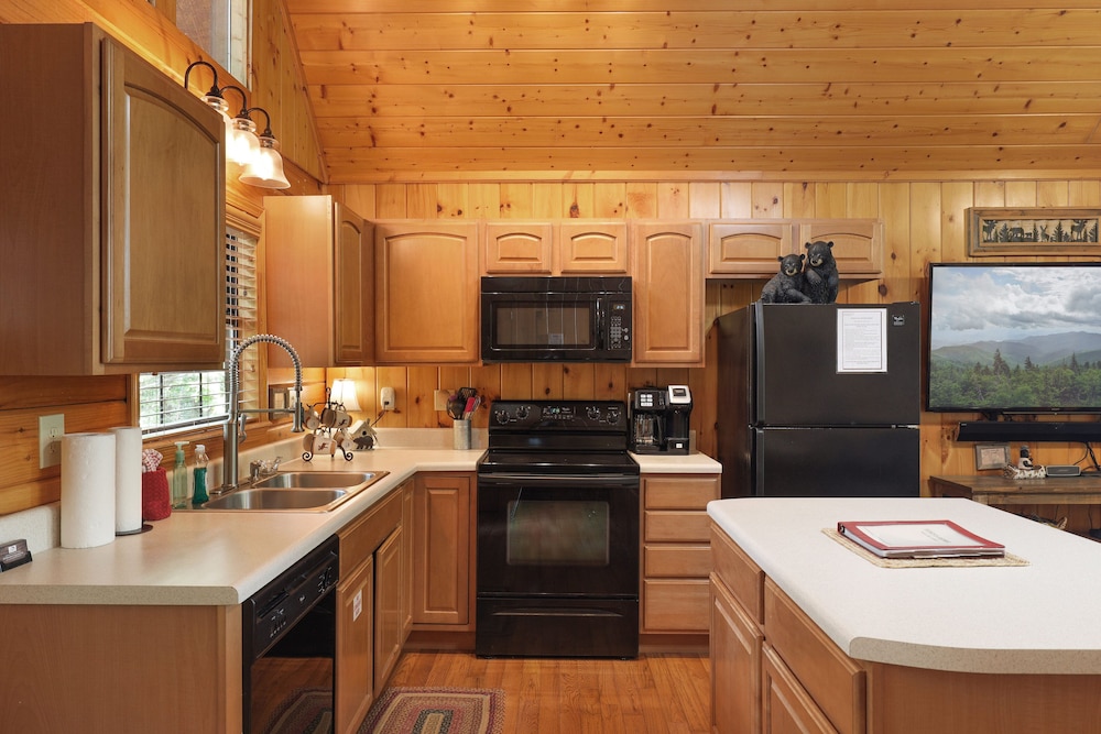 Eden's Ridge is a charming two-bedroom log cabin nestled in Sky Harbor minutes from town