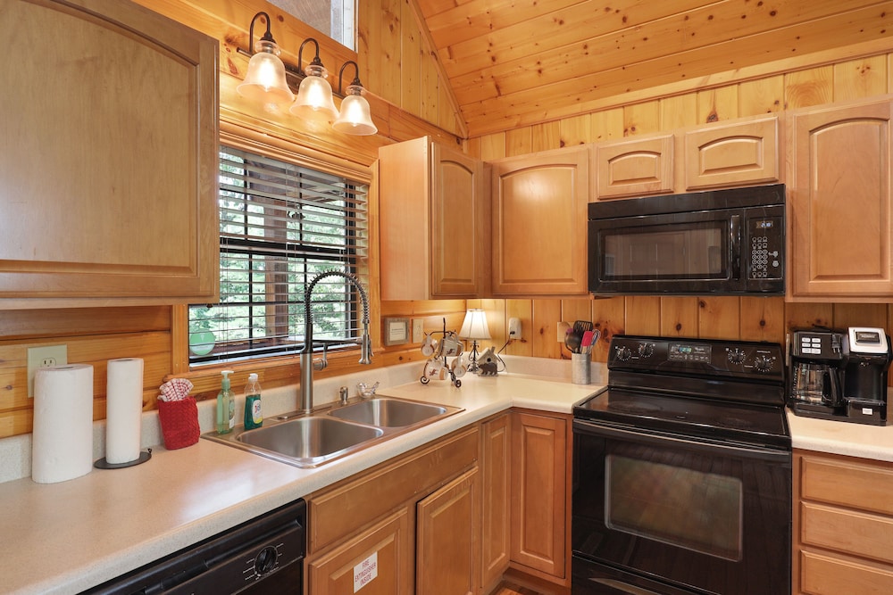 Eden's Ridge is a charming two-bedroom log cabin nestled in Sky Harbor minutes from town