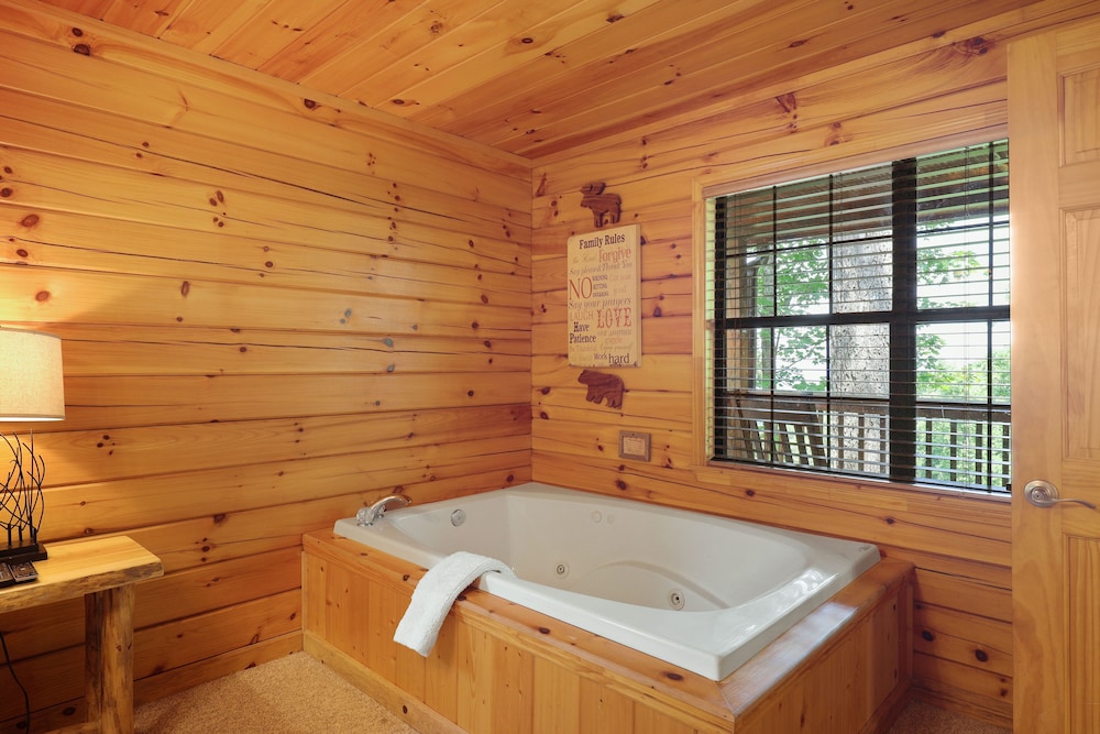 Eden's Ridge is a charming two-bedroom log cabin nestled in Sky Harbor minutes from town