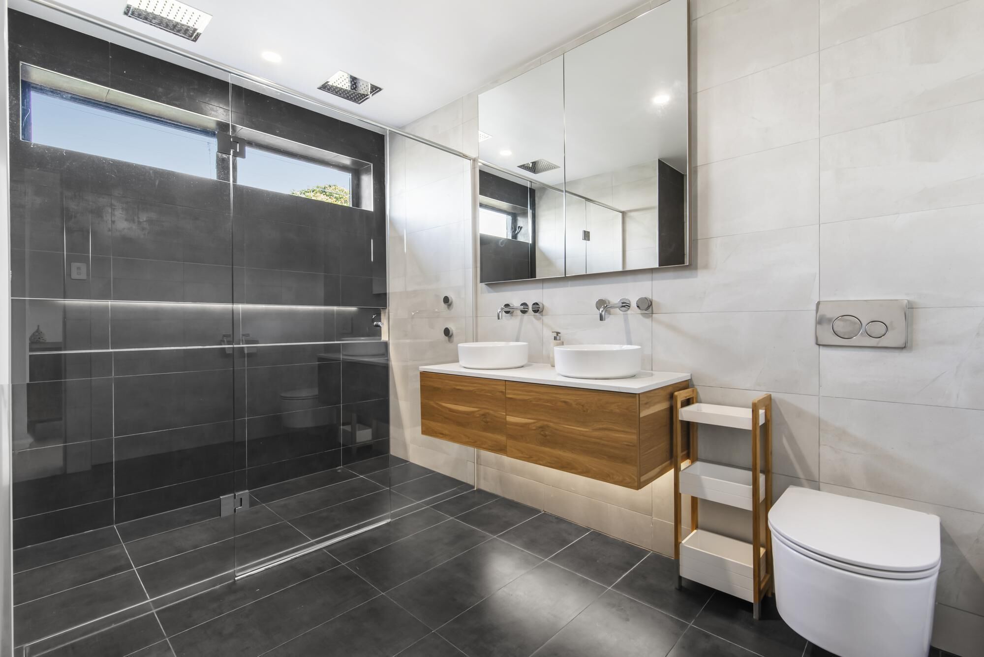 Gorgeous Sun-soaked Family Getaway With Pool