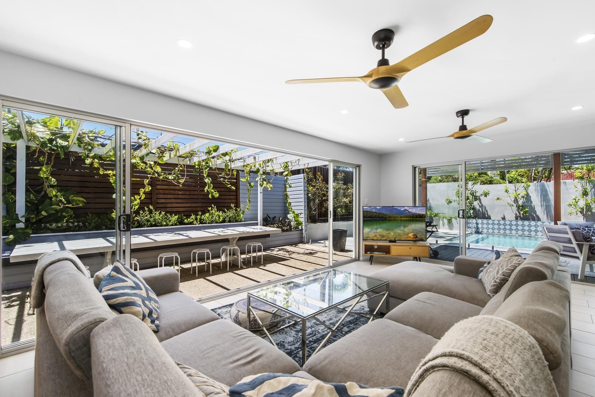 Gorgeous Sun-soaked Family Getaway With Pool