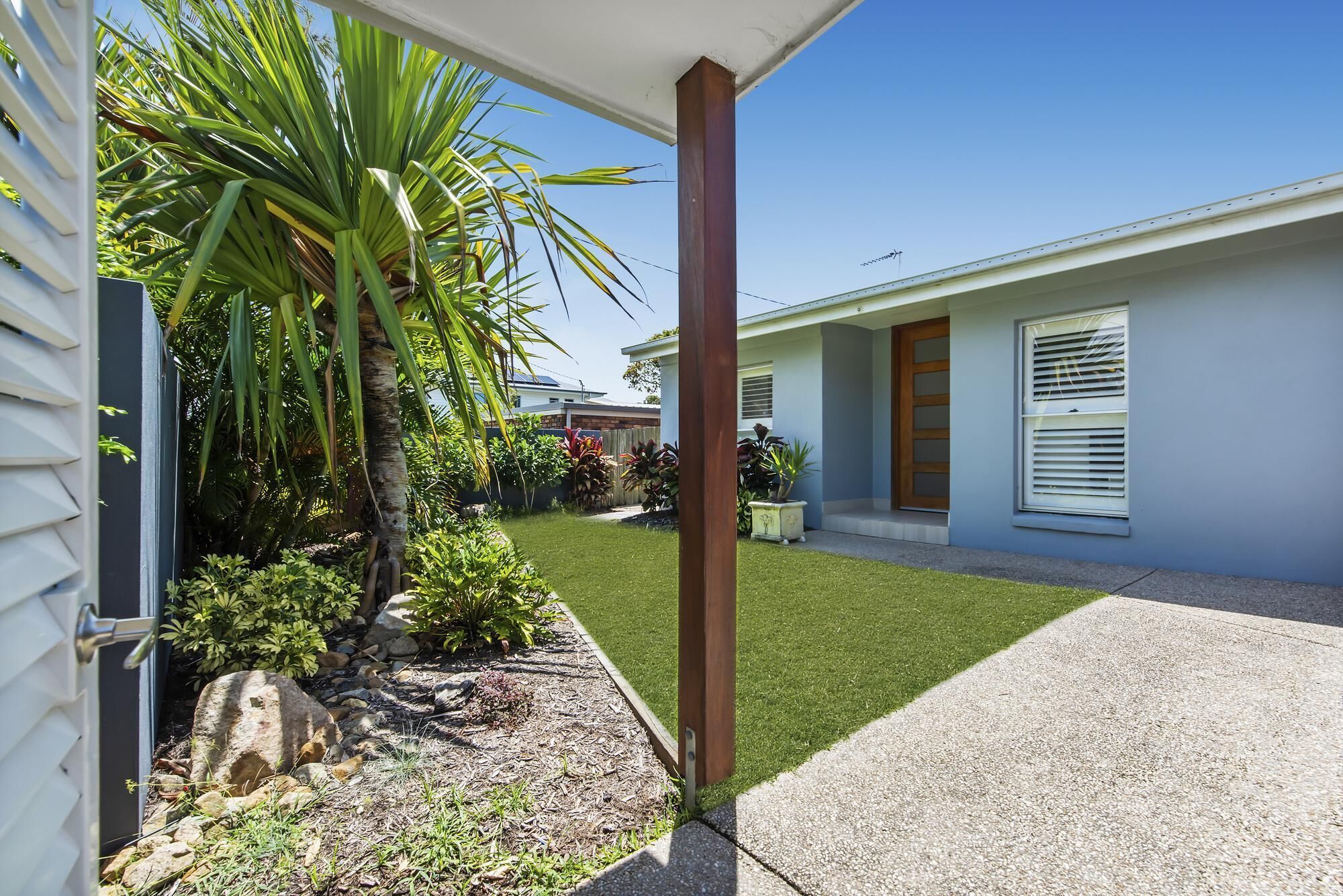 Gorgeous Sun-soaked Family Getaway With Pool