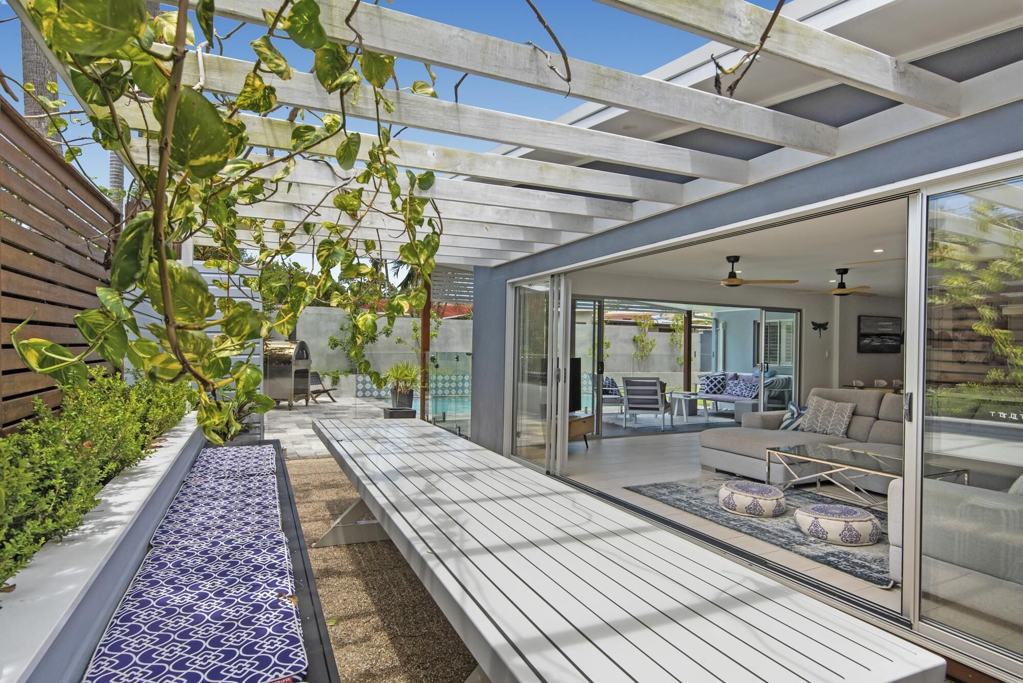 Gorgeous Sun-soaked Family Getaway With Pool