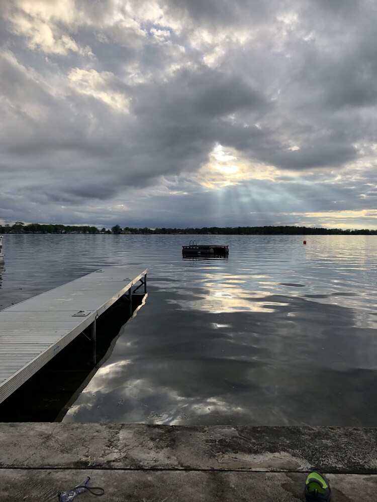 Beautiful Lakefront Home Sleeps 10