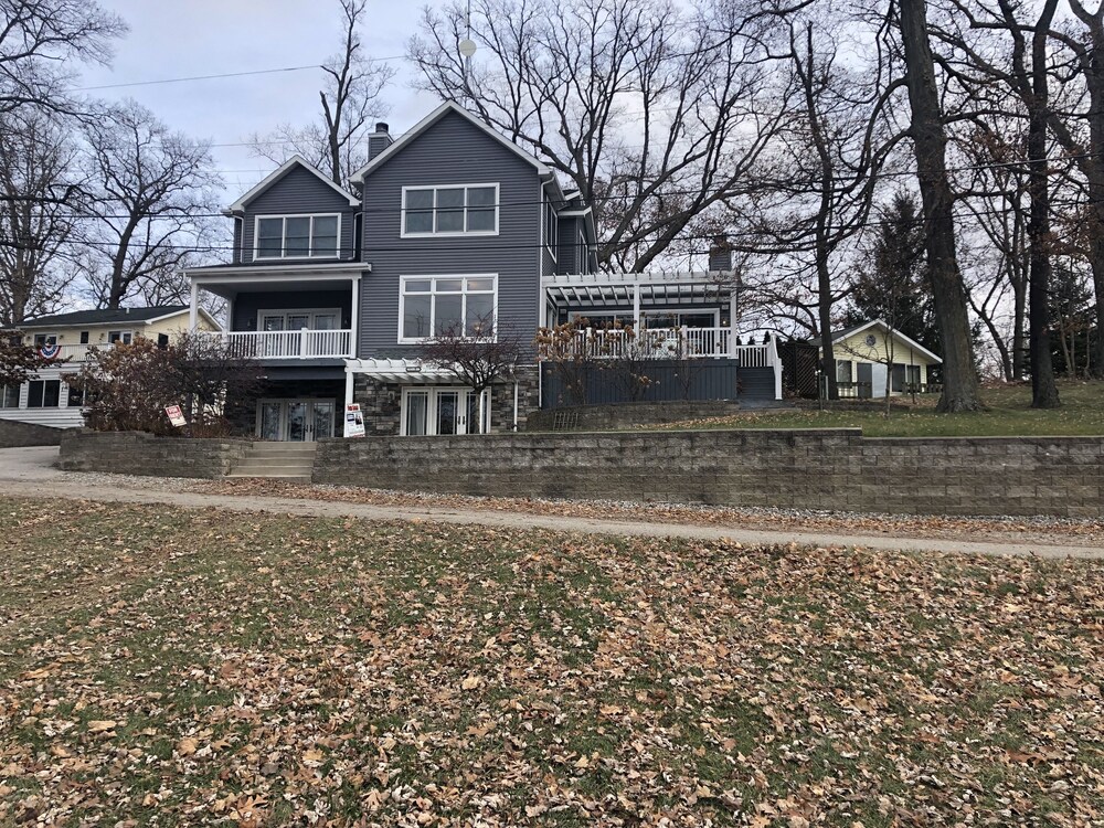 Beautiful Lakefront Home Sleeps 10