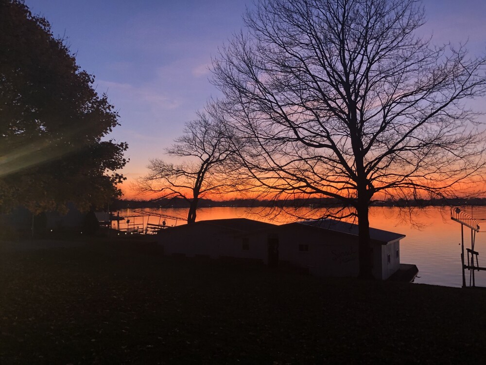 Beautiful Lakefront Home Sleeps 10