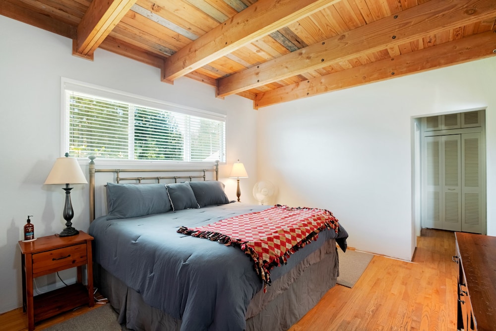 Hammersley Inlet Beach House low bank waterfront! Agate Vrbo