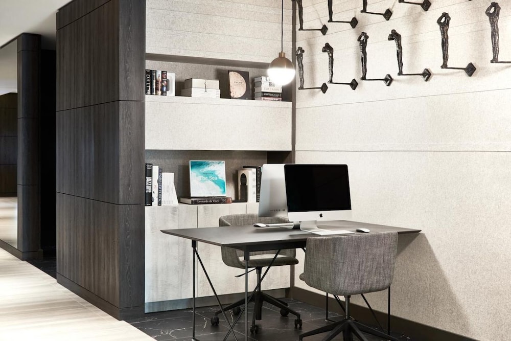 POOL OPEN! Comfy and Modern Unit for 4 Guests, Shopping, Dinning, Golf