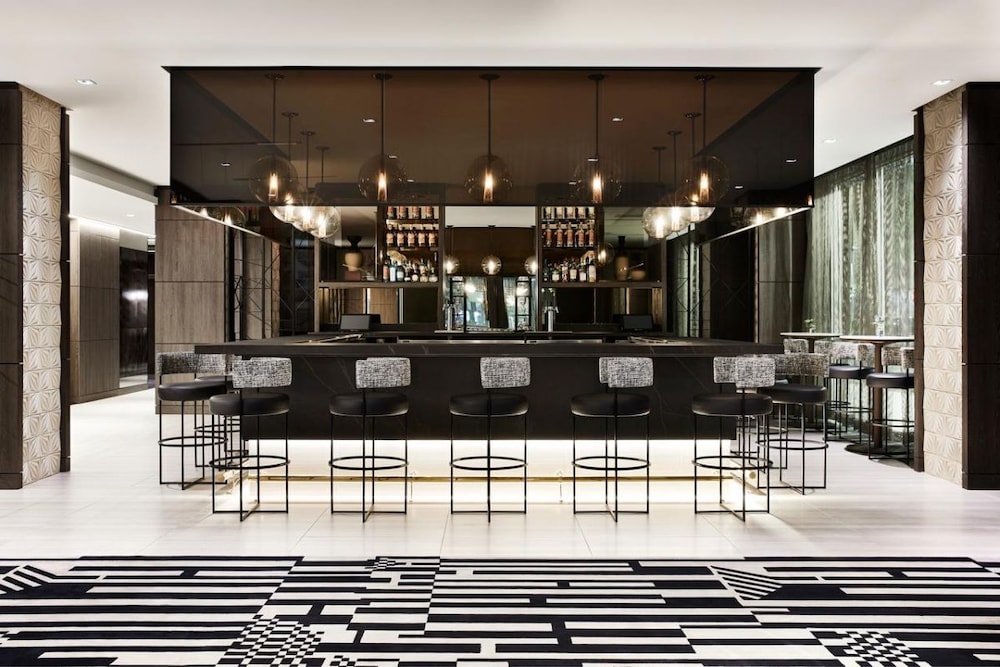 POOL OPEN! Comfy and Modern Unit for 4 Guests, Shopping, Dinning, Golf