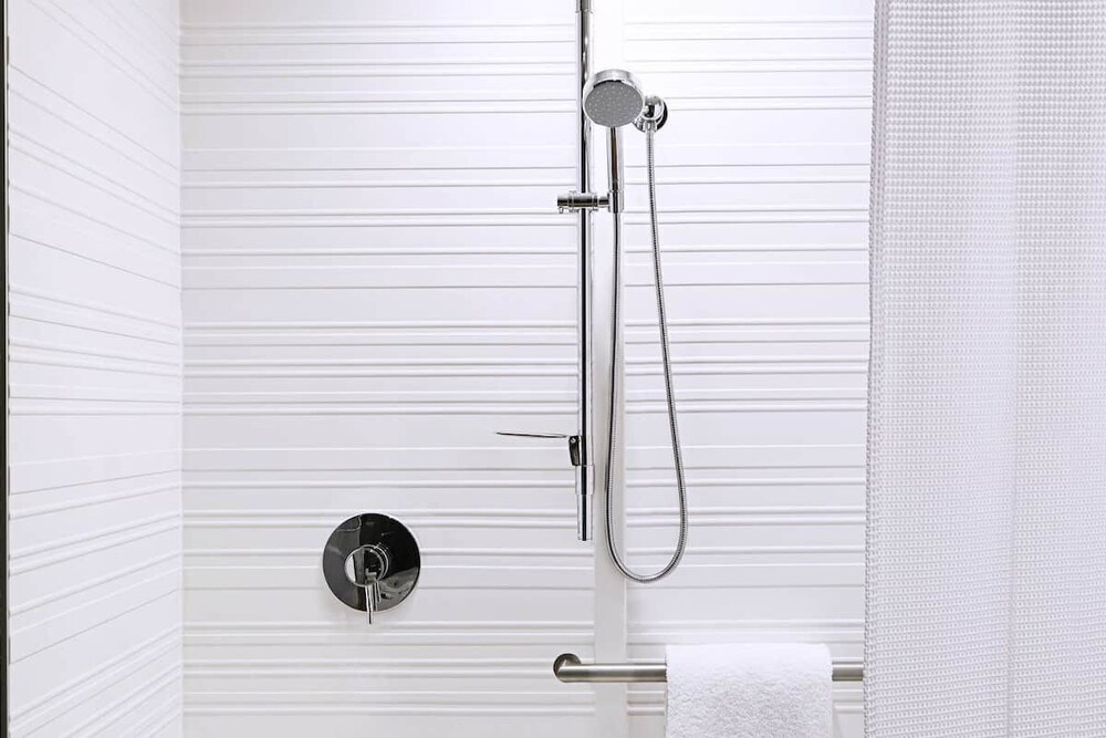 POOL OPEN! Comfy and Modern Unit for 4 Guests, Shopping, Dinning, Golf