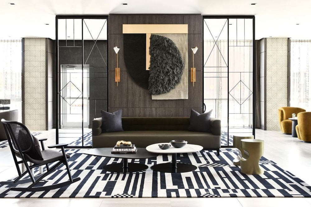 POOL OPEN! Comfy and Modern Unit for 4 Guests, Shopping, Dinning, Golf