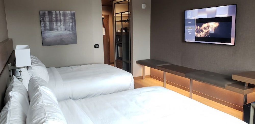 POOL OPEN! Comfy and Modern Unit for 4 Guests, Shopping, Dinning, Golf