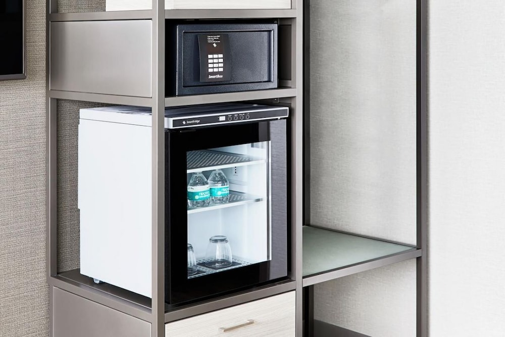 POOL OPEN! Comfy and Modern Unit for 4 Guests, Shopping, Dinning, Golf