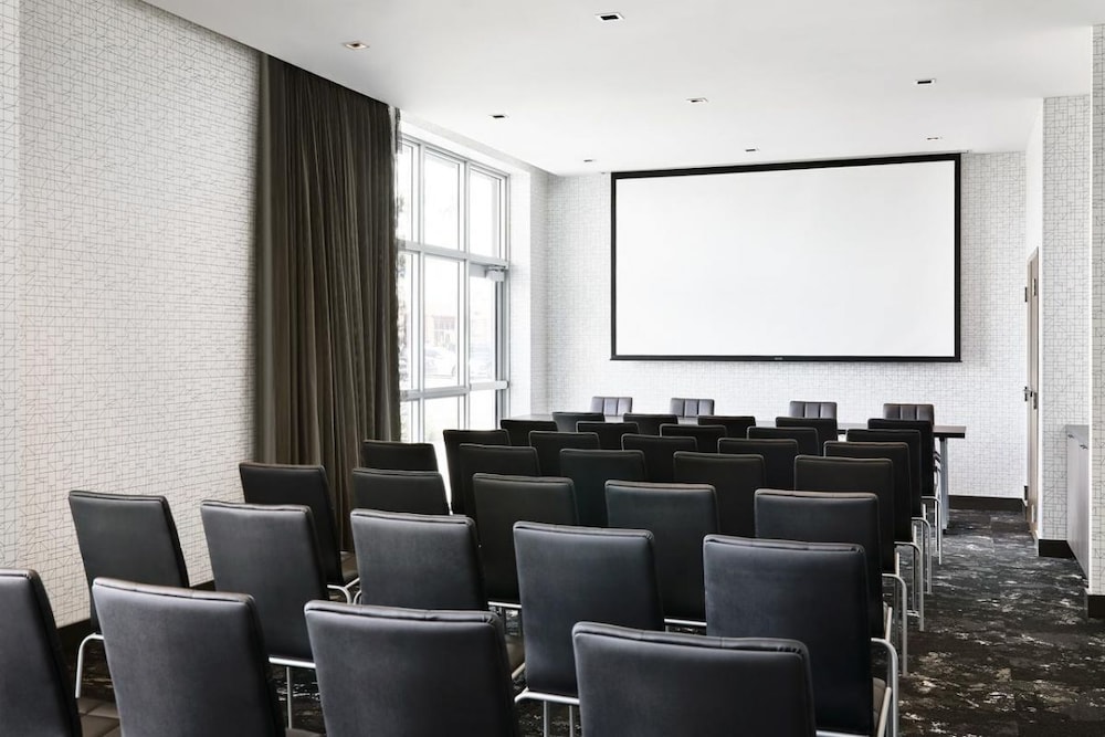 POOL OPEN! Comfy and Modern Unit for 4 Guests, Shopping, Dinning, Golf