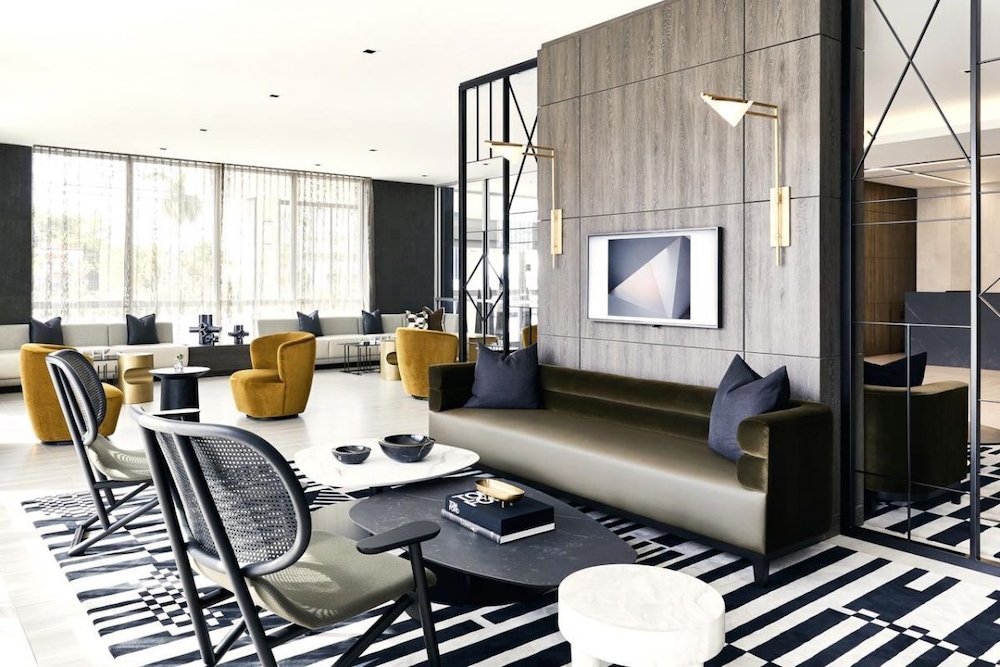 POOL OPEN! Comfy and Modern Unit for 4 Guests, Shopping, Dinning, Golf