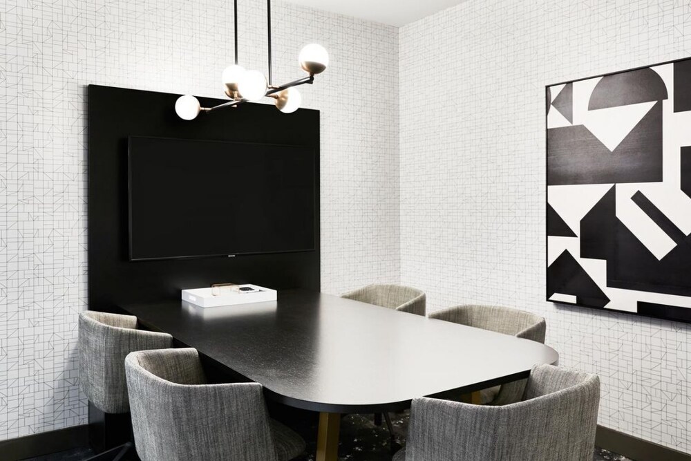 POOL OPEN! Comfy and Modern Unit for 4 Guests, Shopping, Dinning, Golf