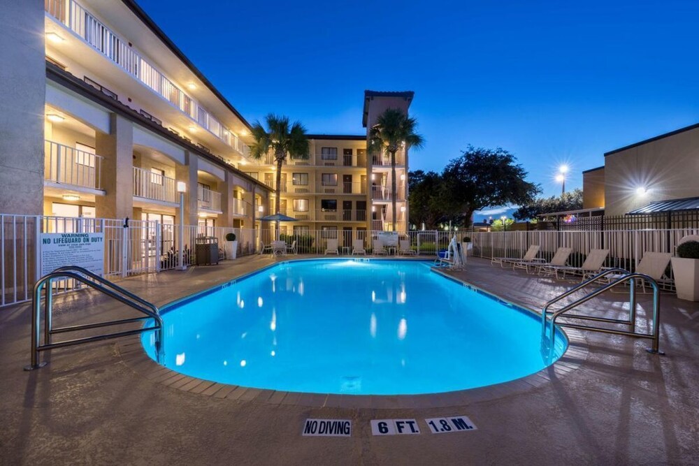 Amazing Property! Four Spacious Units, Pool, Breakfast, Shuttle to Parks