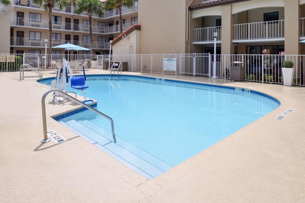 Amazing Property! Four Spacious Units, Pool, Breakfast, Shuttle to Parks