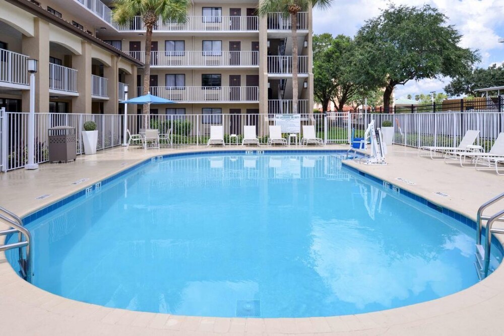 Amazing Property! Four Spacious Units, Pool, Breakfast, Shuttle to Parks