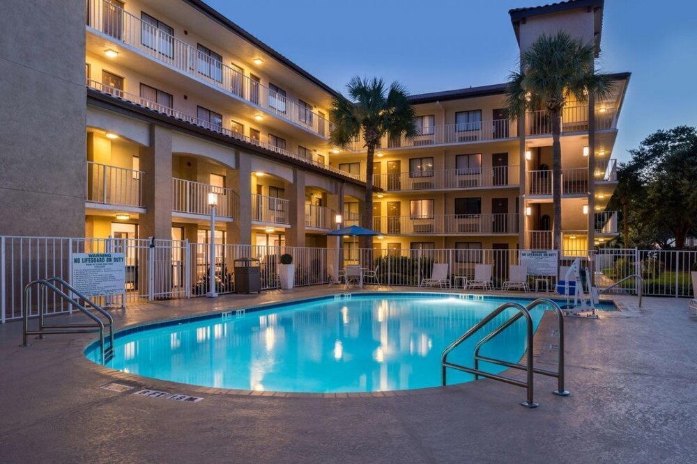 Amazing Property! Four Spacious Units, Pool, Breakfast, Shuttle to Parks