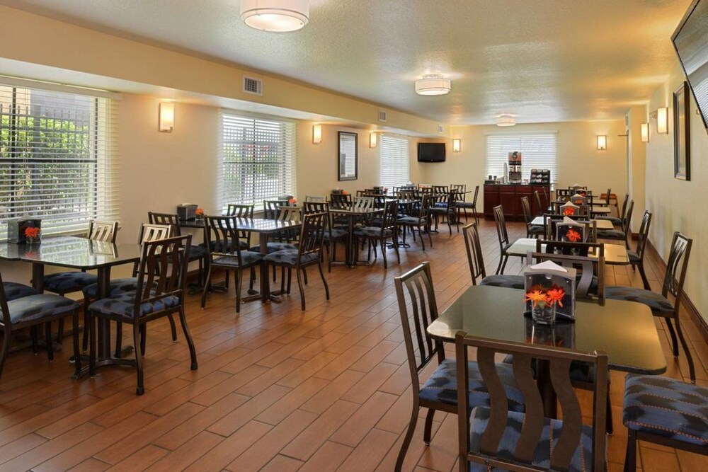 Amazing Property! Four Spacious Units, Pool, Breakfast, Shuttle to Parks