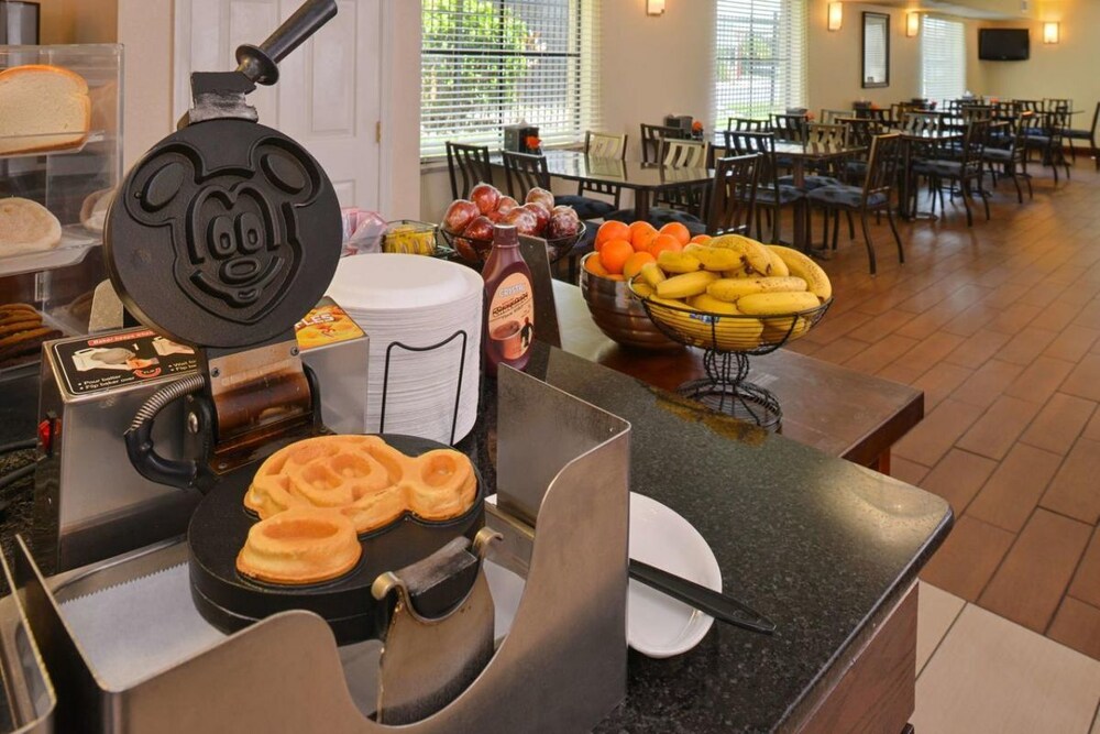 Amazing Property! Four Spacious Units, Pool, Breakfast, Shuttle to Parks