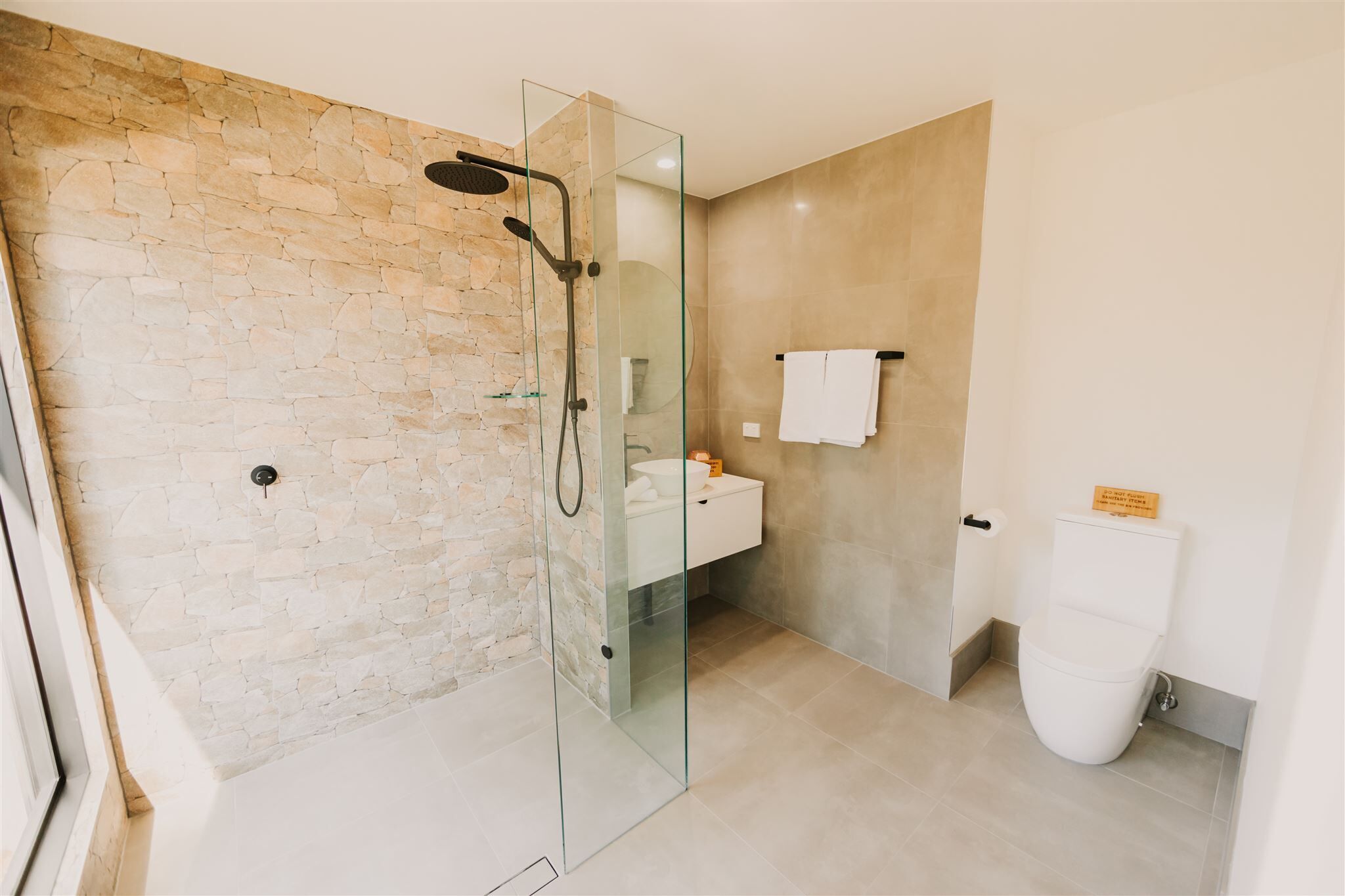 Rainforest Gardens - Luxury Hillside Chalets With Views to Bay & Islands