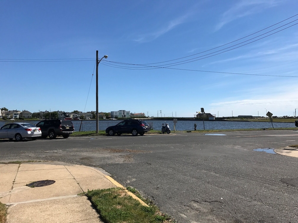 Beautiful Newly Furnished Condo 2 short blocks from Asbury Park