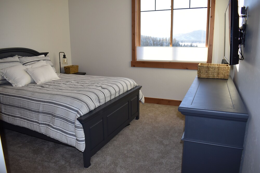 NEW Grand Park Mtn Retreat Garage and Private Hot Tub Fraser CO