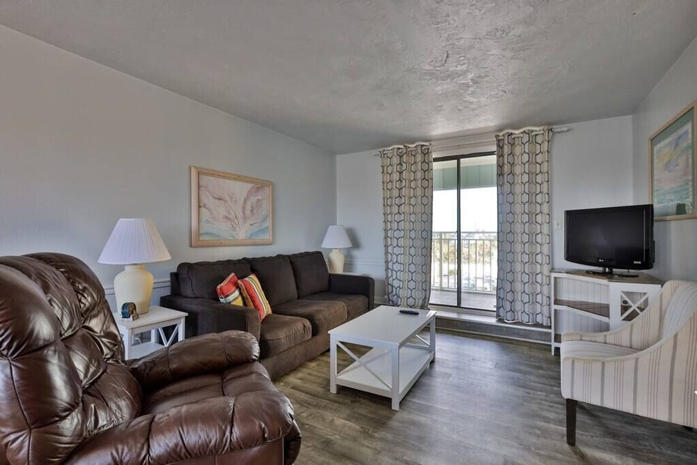 Coastal Waters 301 a 3rd floor end unit with double beds