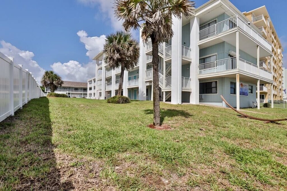 Coastal Waters 301 a 3rd floor end unit with double beds