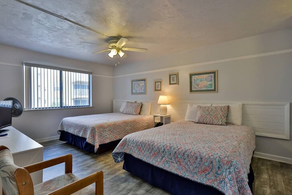 Coastal Waters 301 a 3rd floor end unit with double beds