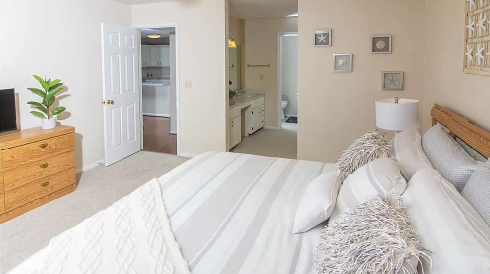 Great view & location! BridgePointe Condos at the 19 MM. Sleeps 6