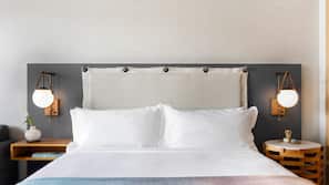 Roupas de cama premium, escrivaninha, espaço de trabalho para notebook