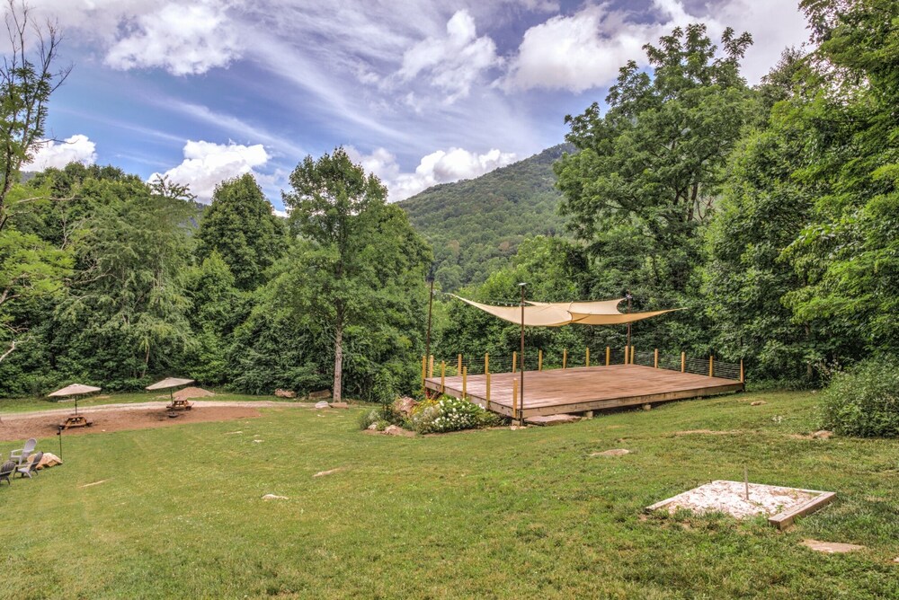 Whiskey Rock; rural destination in Barnardsville!