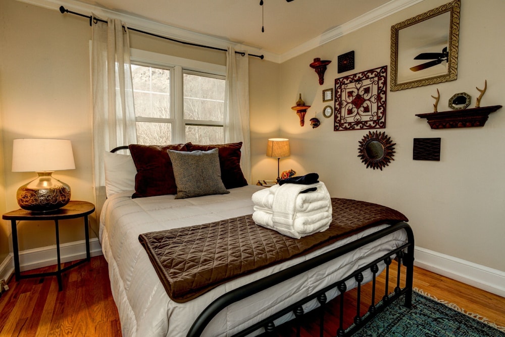 Whiskey Rock; rural destination in Barnardsville!