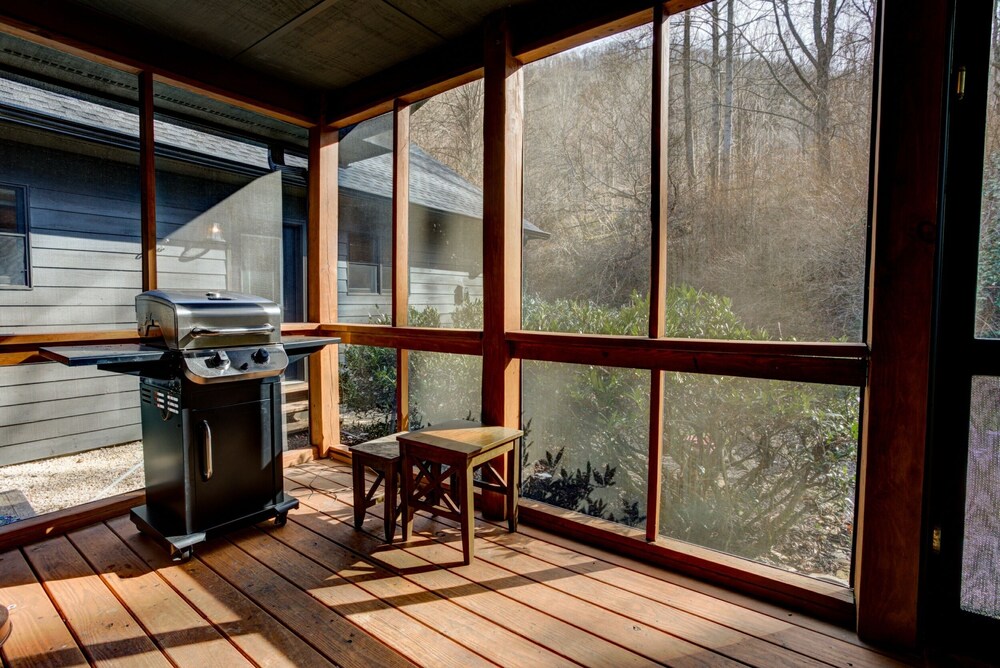 Whiskey Rock; rural destination in Barnardsville!