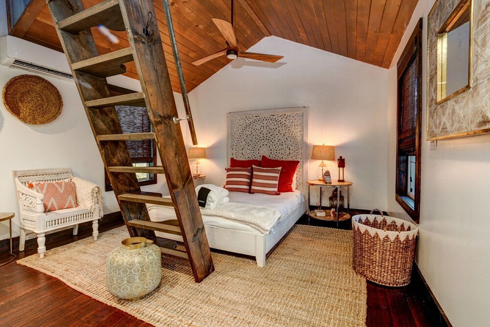 Whiskey Rock; rural destination in Barnardsville!