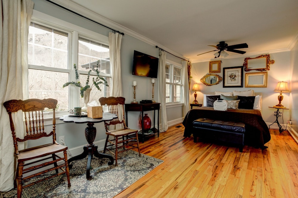 Whiskey Rock; rural destination in Barnardsville!