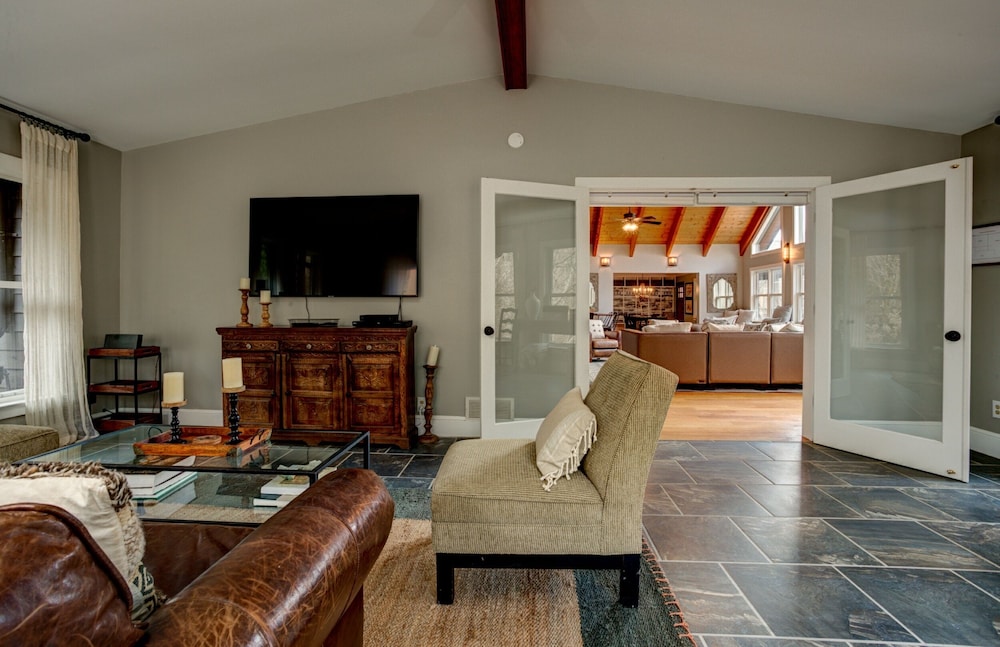 Whiskey Rock; rural destination in Barnardsville!