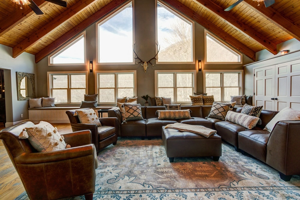 Whiskey Rock; rural destination in Barnardsville!