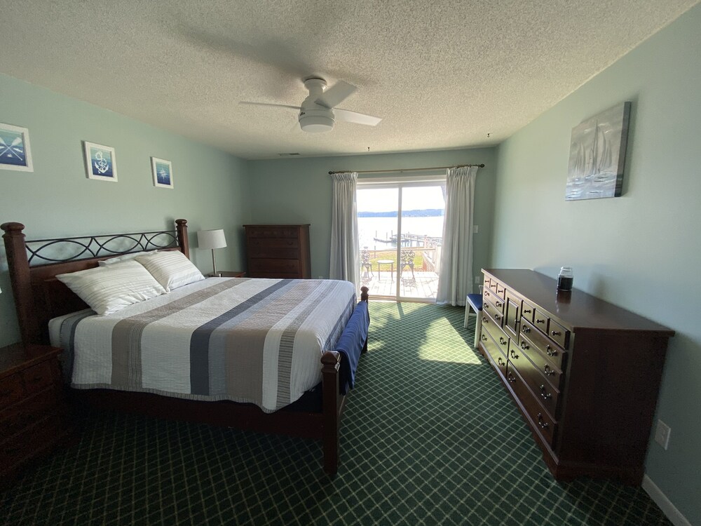 Bring your boat! Anchors Away LKN lakefront w great views. Private