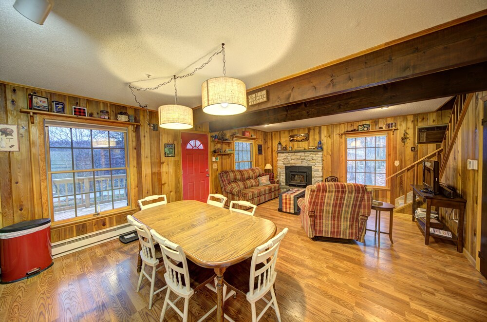 Walk to Lodge, restaurant, pool, ski slopes. 3 Bedroom 2 Bath Chalet