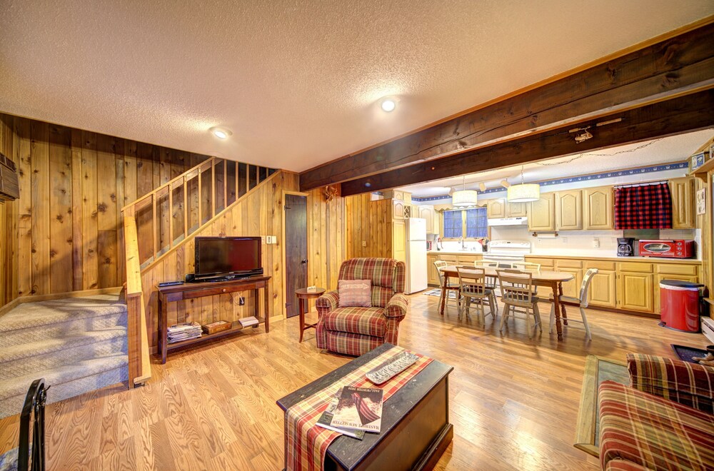 Walk to Lodge, restaurant, pool, ski slopes. 3 Bedroom 2 Bath Chalet