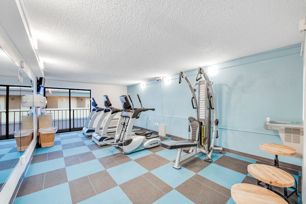 9th Floor Studio w/ Shared Pool/Hot Tub, WiFi, AC!