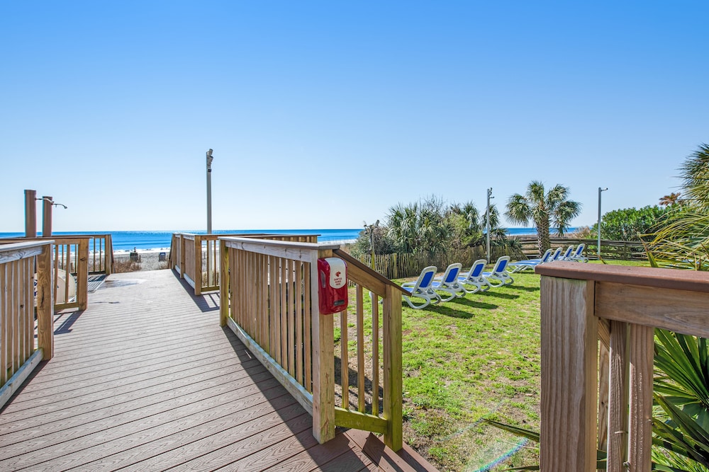 9th Floor Studio w/ Shared Pool/Hot Tub, WiFi, AC!